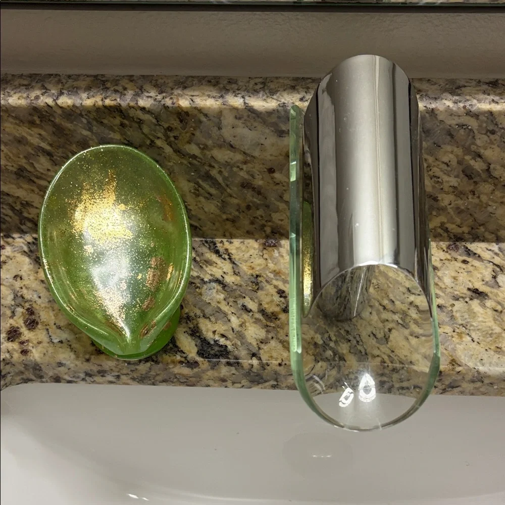 Self- draining soap holder